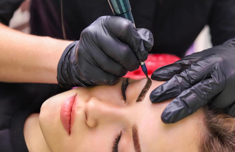Natürliche Augenbrauen mit Permanent Make-Up Natürliche Augenbrauen mit Permanent Make-Up